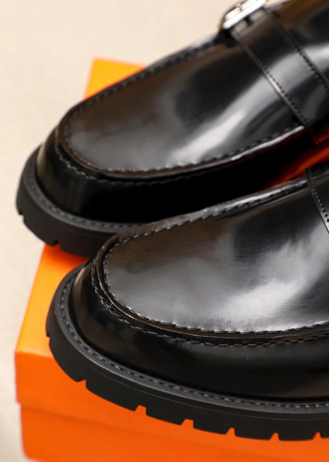 Men's shoes 💰460 💐 Product trademark: HERMES "Hermès" casual leather shoes Regular size: 39-44 (38.45🉑️customized) Product materials: Selected imported first-layer open-edge beaded cowhide upper + classic hardware buckle, imported water-dyed 🐂 cowhide lining. Strong three-dimensional visual effect, non-slip and wear-resistant rubber outsole Color: 1⃣️color optional